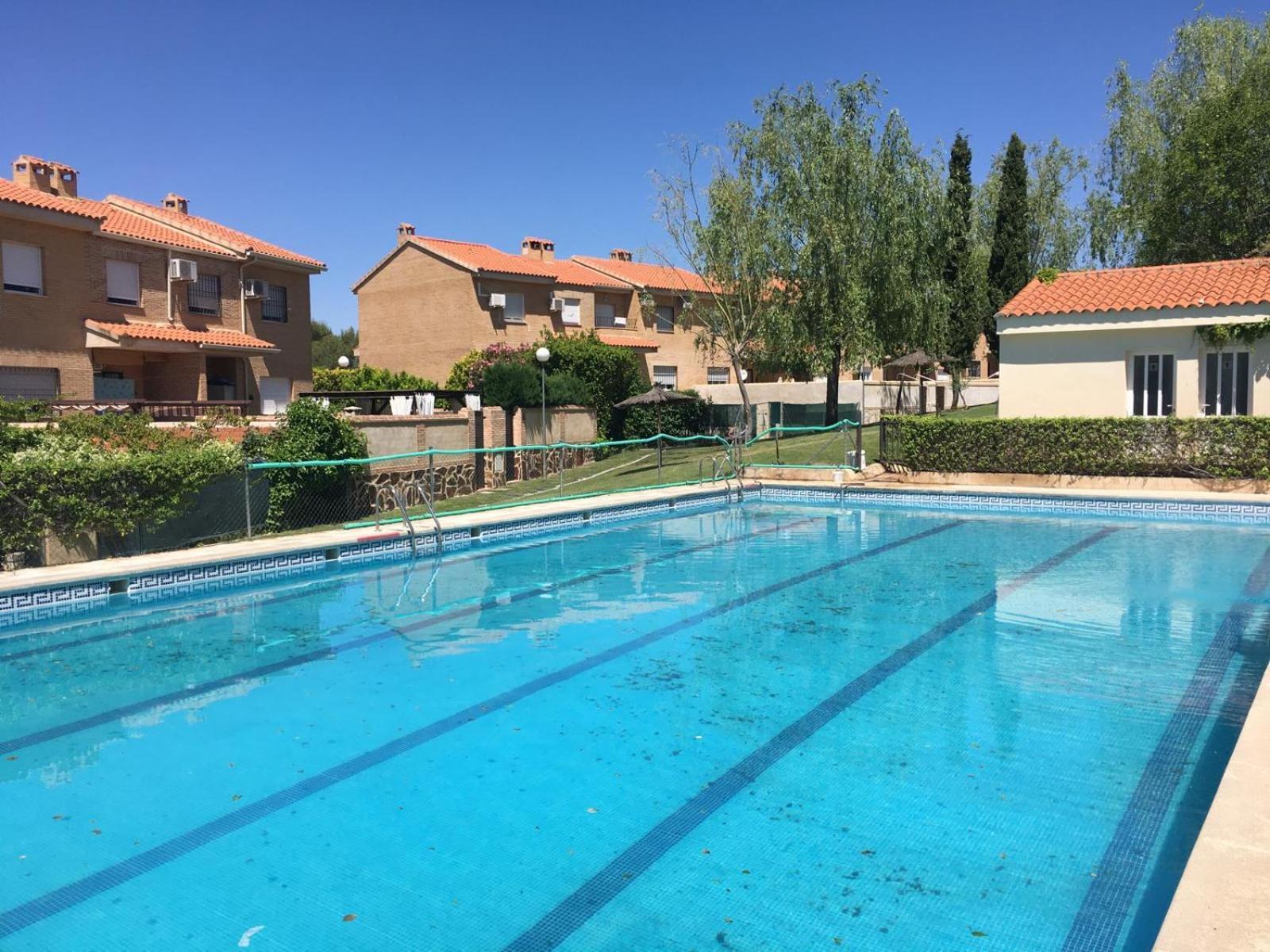 En Con Piscina